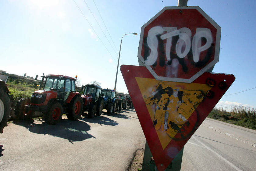 «Ζεσταίνουν» τα τρακτέρ οι αγρότες: Δείτε πότε και σε ποιες περιοχές θα στηθούν μπλόκα