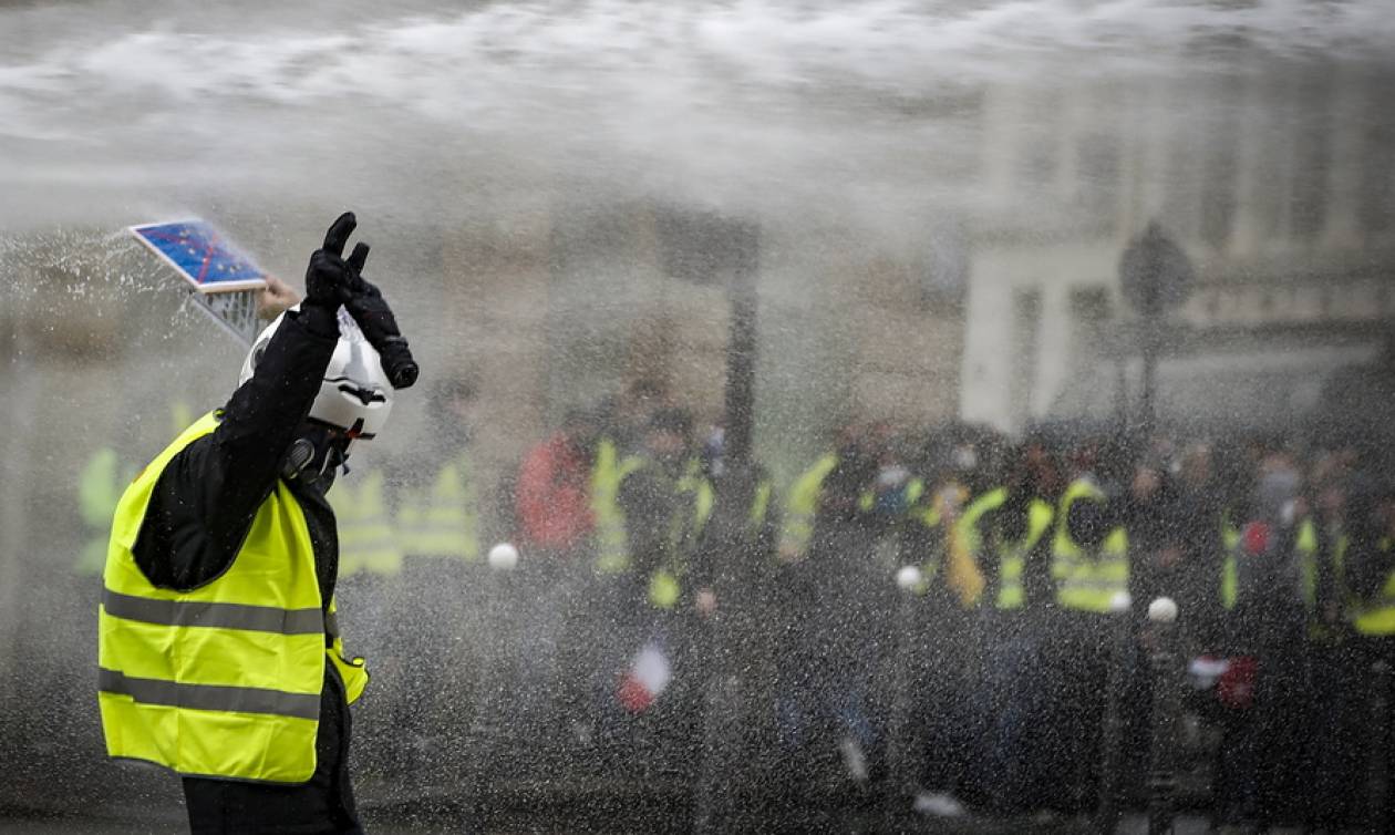 «Κίτρινα γιλέκα»: Ένταση, συλλήψεις και δακρυγόνα στο Παρίσι