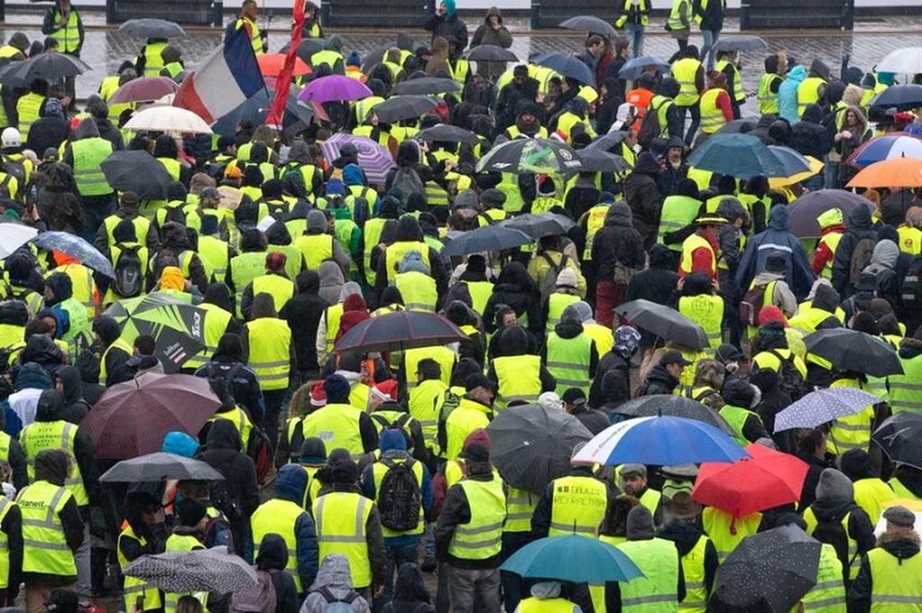 Παρίσι: Στους δρόμους ξανά τα κίτρινα γιλέκα - Χημικά, οδομαχίες και συλλήψεις 
