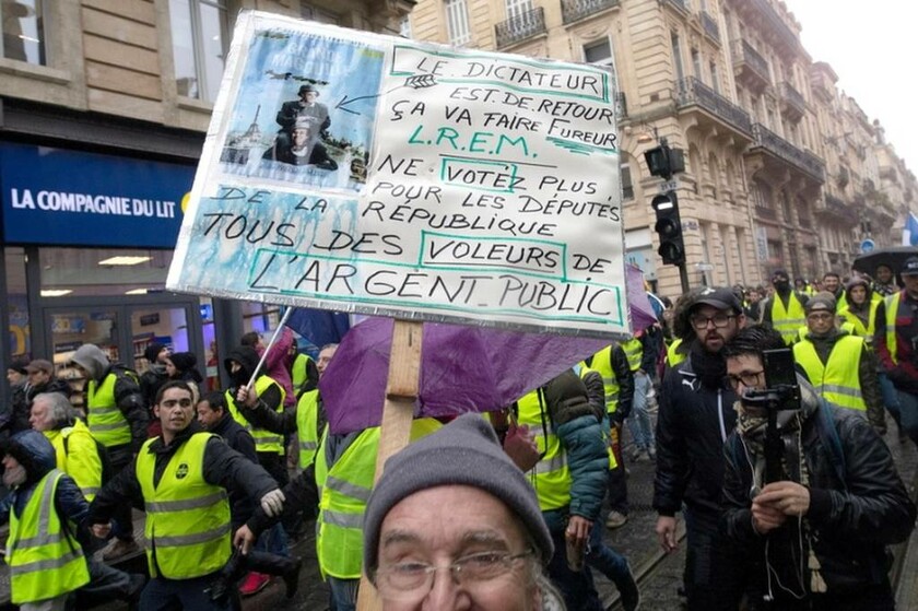 Παρίσι: Στους δρόμους ξανά τα κίτρινα γιλέκα - Χημικά, οδομαχίες και συλλήψεις 