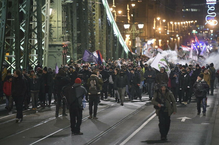 Ουγγαρία: «Ως εδώ με τον Ορμπάν» - Ο λαός στους δρόμους κόντρα στο νόμο που νομιμοποιεί τη «δουλεία»