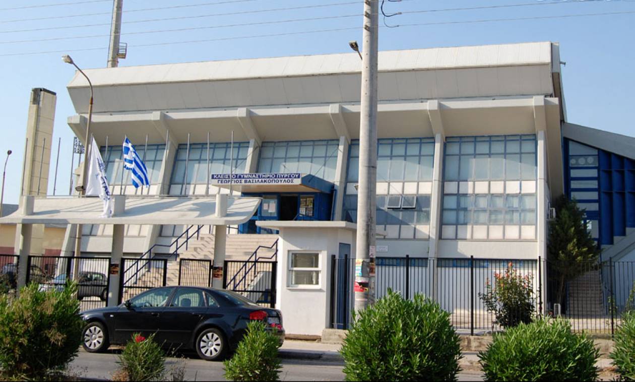 Απίστευτο: Δείτε το ελληνικό γήπεδο μπάσκετ που μετατράπηκε σε… πισίνα με καταρράκτη (vid)