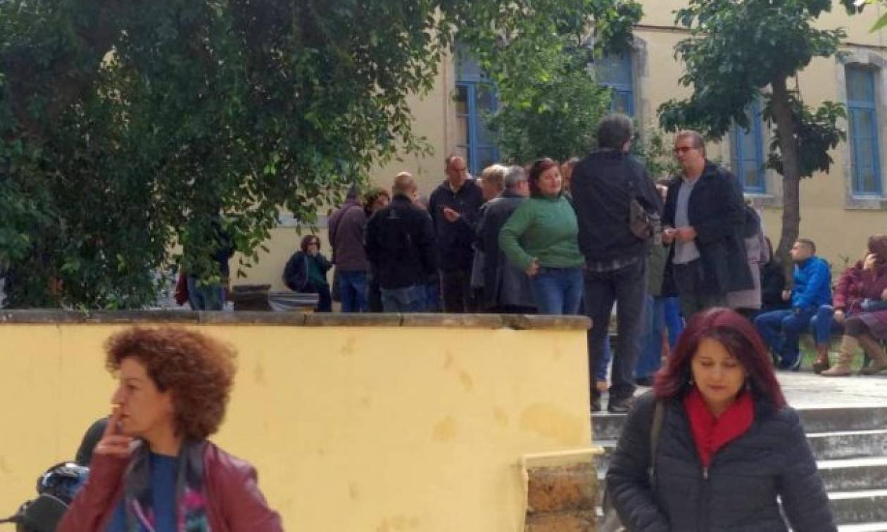 Χανιά: Με διαμαρτυρίες ξεκίνησε η δίκη για τον ξυλοδαρμό του Λυκειάρχη (pics)