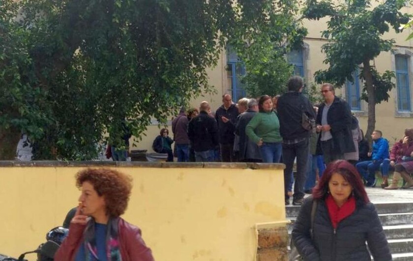 Χανιά: Με διαμαρτυρίες ξεκίνησε η δίκη για τον ξυλοδαρμό του Λυκειάρχη (pic)