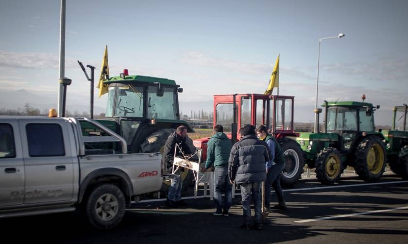 Καρδίτσα: Βγήκαν στους δρόμους οι αγρότες - Παρατεταγμένα τα τρακτέρ στον Ε65 (pics&vid)
