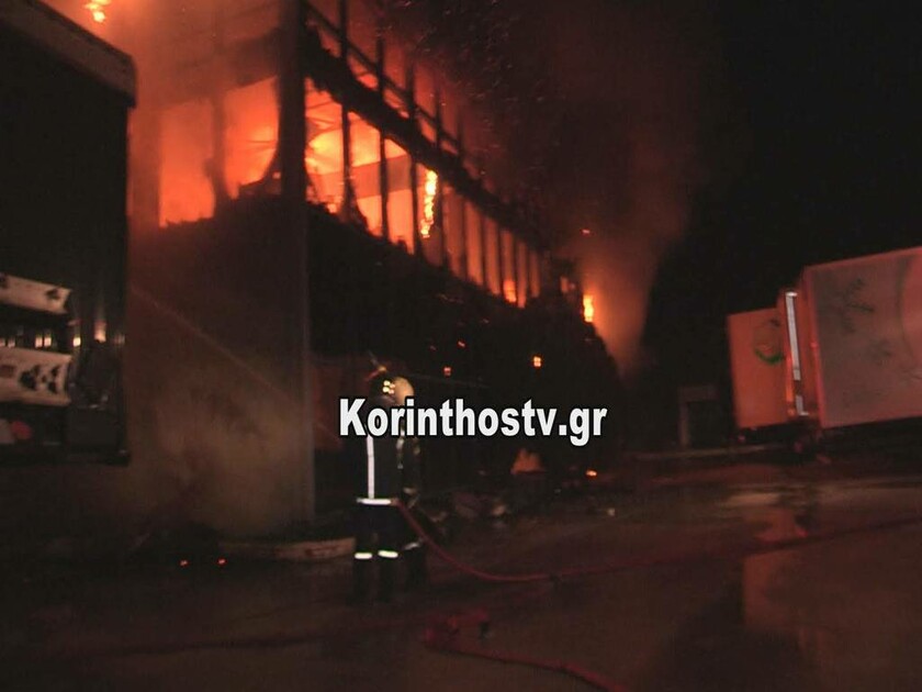 Φωτιά ΤΩΡΑ στην Κόρινθο: Μεγάλη πυρκαγιά σε κτήριο στην Κυρά Βρύση (pics)