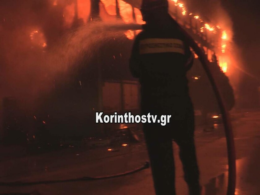 Φωτιά ΤΩΡΑ στην Κόρινθο: Μεγάλη πυρκαγιά σε κτήριο στην Κυρά Βρύση (pics)