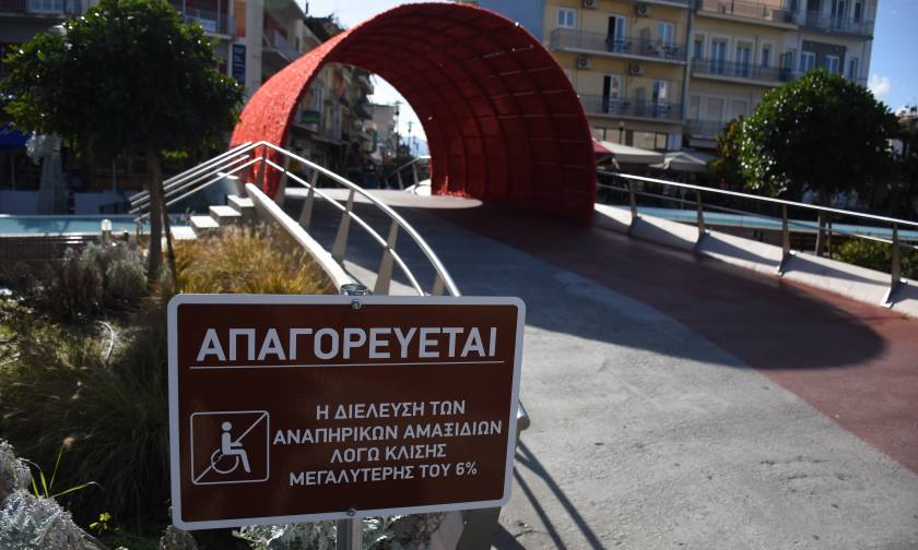 Σάλος στο Άργος: Ταμπέλα απαγορεύει τη διέλευση ΑμεΑ στην κεντρική πλατεία