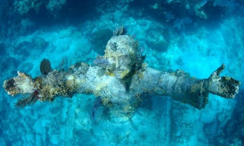 Το άγαλμα του Ιησού στο βυθό της θάλασσας