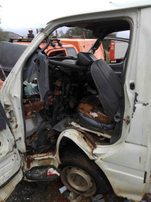 Ηράκλειο: Εγκλωβίστηκαν μέσα στο αυτοκίνητο μετά το τροχαίο με όχημα της ΔΕΗ (pics)