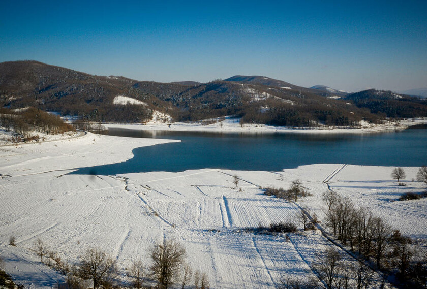 Η -ούτως ή άλλως- πανέμορφη λίμνη Πλαστήρα τώρα και χιονισμένη (pics)