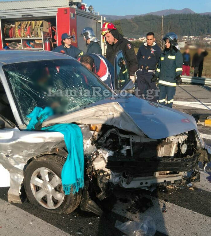 Τραγωδία στη Λαμία: Νεκρός ο οδηγός σε τροχαίο- Σε κρίσιμη κατάσταση η αδελφή του (pics)