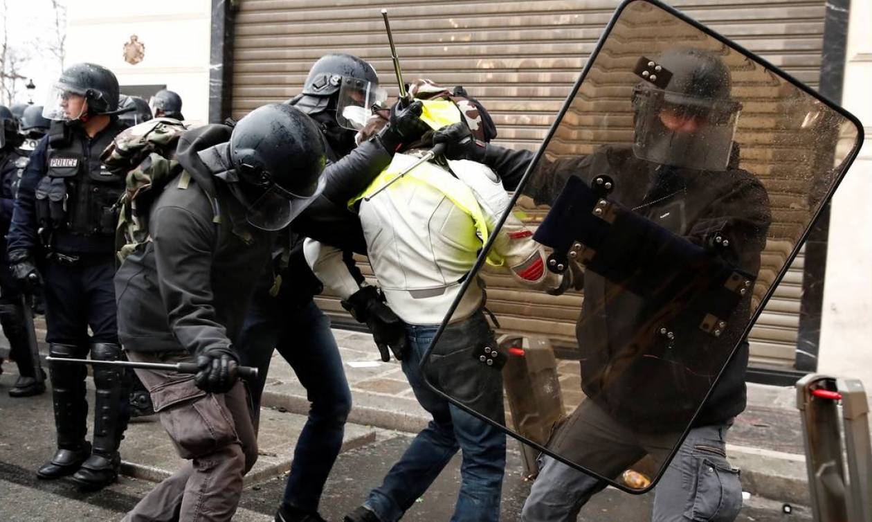 Ματωμένα κίτρινα γιλέκα: Εννέα οι νεκροί από τις κινητοποιήσεις που συγκλόνισαν τη Γαλλία