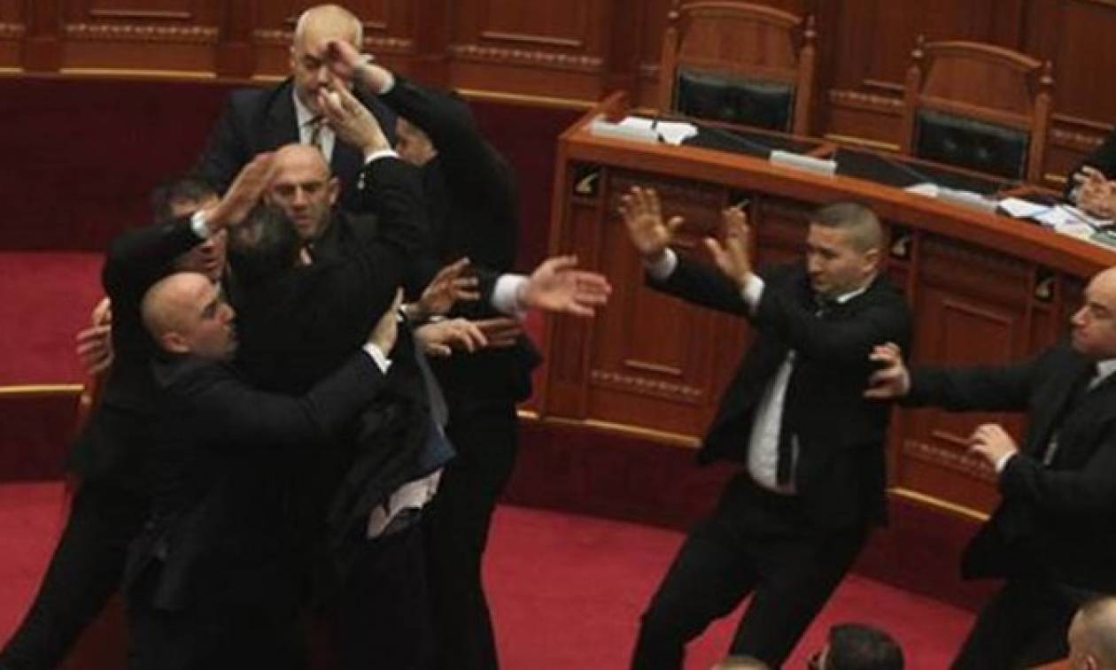Χαμός στην Αλβανία: Πέταξαν αβγά στον Ράμα μέσα στη Βουλή (vid)