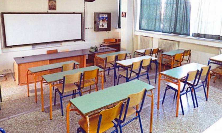 Εικόνες ντροπής στα Χανιά: Μαθητές βανδαλίζουν αίθουσα σχολείου (vid)