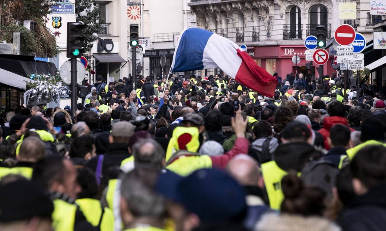 Γαλλία: Στους δρόμους ξανά τα «κίτρινα γιλέκα» - «Ο βασιλιάς Μακρόν έδωσε ψίχουλα» (pics)