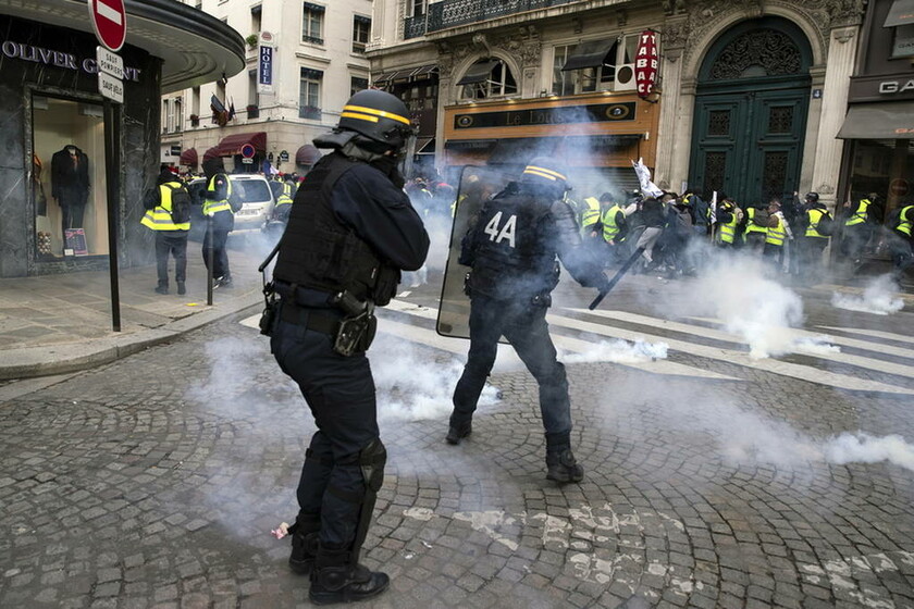 Γαλλία: Στους δρόμους ξανά τα «κίτρινα γιλέκα» - «Ο βασιλιάς Μακρόν έδωσε ψίχουλα» (pics)