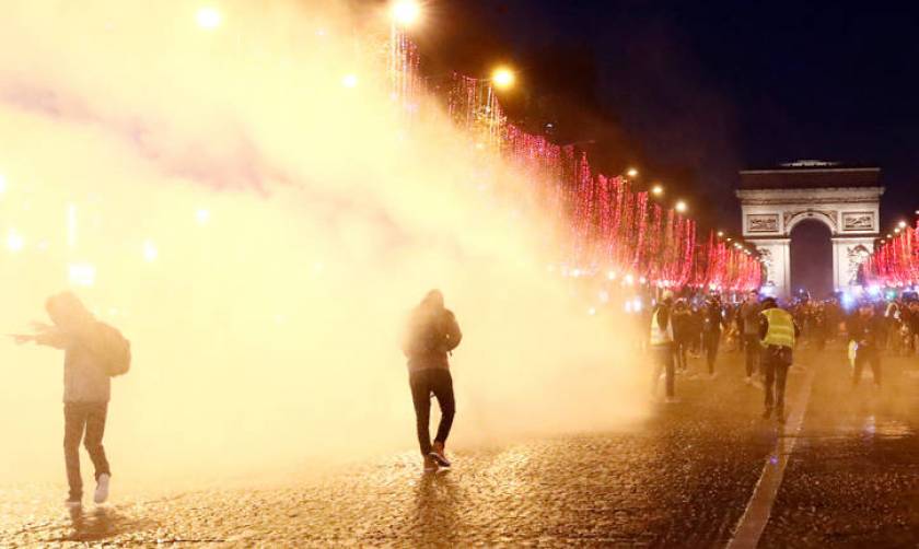 Επεισόδια στο Παρίσι: Αστυνομικός σημαδεύει με όπλο τα «κίτρινα γιλέκα»