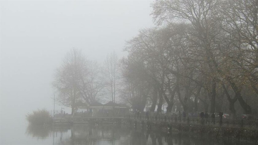 Μαγικό τοπίο στην… ομίχλη: Τα Ιωάννινα «εξαφανίστηκαν» (pics)
