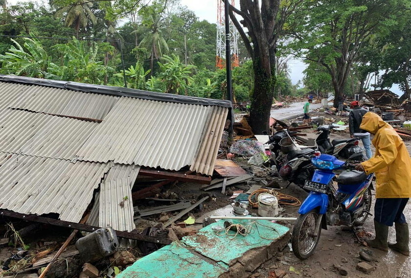 Ινδονησία: 222 νεκροί, καταστροφή και θρήνος – Φόβοι για νέο φονικό τσουνάμι