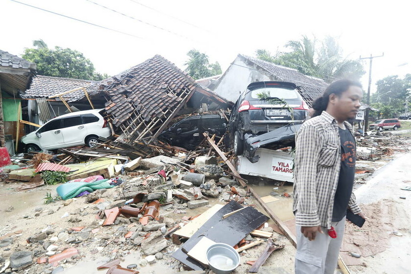 Ινδονησία: Βιβλική καταστροφή μετά το φονικό τσουνάμι - Το ολέθριο λάθος των Αρχών (pics+vids)