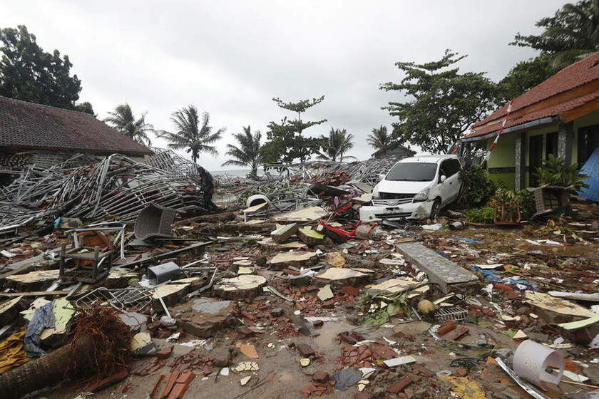 Ινδονησία: Βιβλική καταστροφή μετά το φονικό τσουνάμι - Το ολέθριο λάθος των Αρχών (pics+vids)