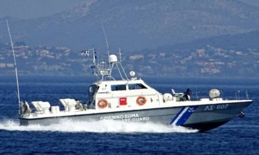 Φαρμακονήσι: Σκάφος με παράνομους μετανάστες προσέκρουσε σε βράχια