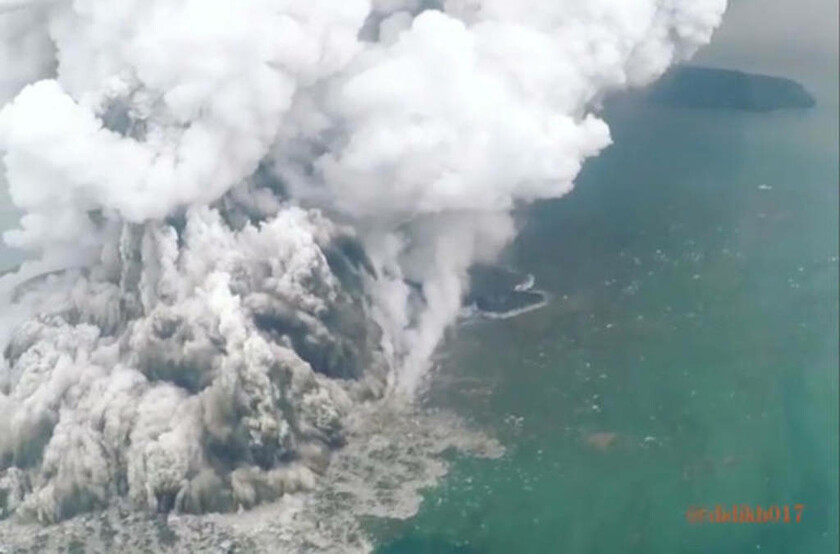 Εικόνες ΣΟΚ στην Ινδονησία: Η έκρηξη του ηφαιστείου μια μέρα πριν από το τσουνάμι (pics+vid)