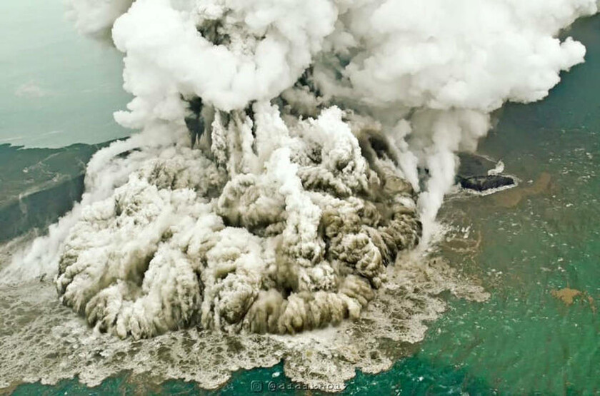 Εικόνες ΣΟΚ στην Ινδονησία: Η έκρηξη του ηφαιστείου μια μέρα πριν από το τσουνάμι (pics+vid)