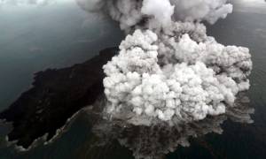Εικόνες ΣΟΚ στην Ινδονησία: Η έκρηξη του ηφαιστείου μια ημέρα πριν από το τσουνάμι (pics+vid)