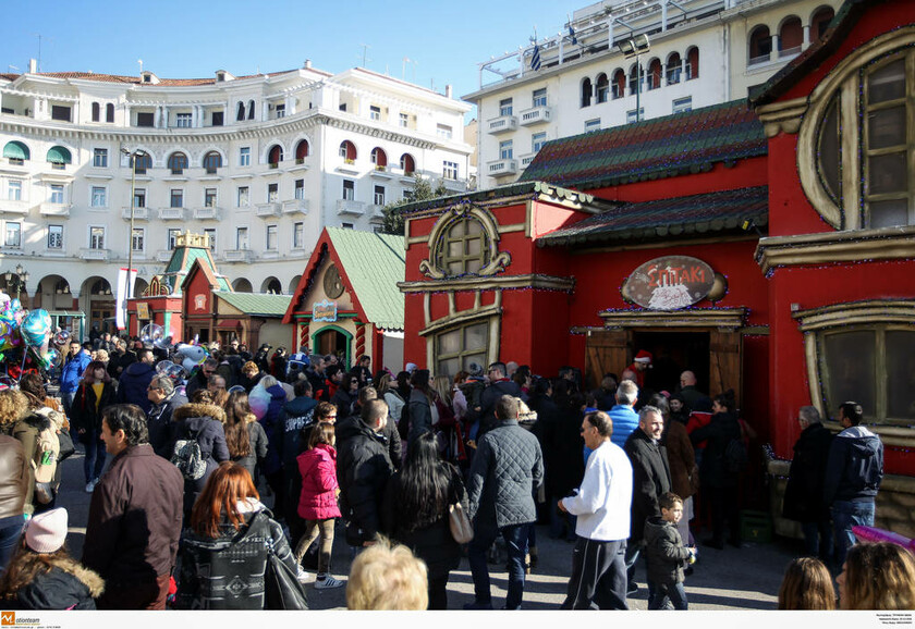 Χριστούγεννα 2018 στη Θεσσαλονίκη: Γέμισε φωνές και χρώματα η πλατεία Αριστοτέλους (pics)
