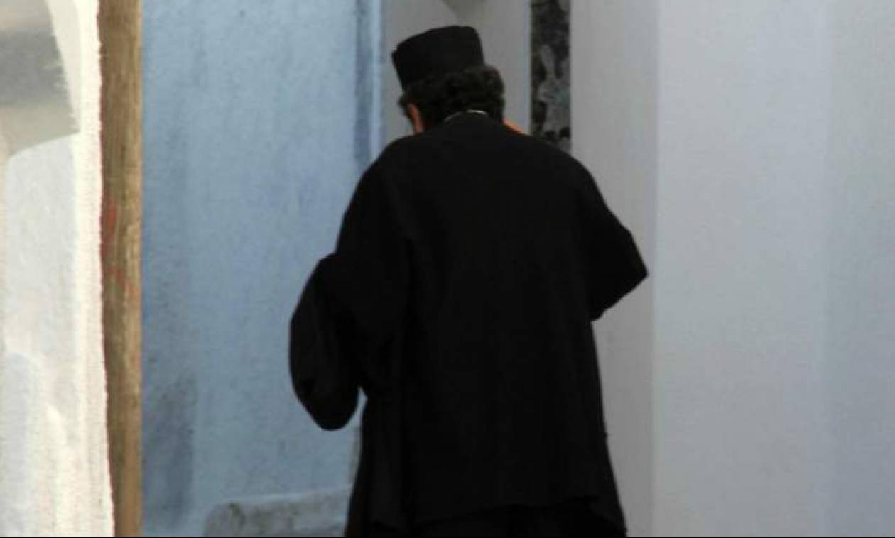Απίστευτο: Ιερέας στην Τήλο δεν έδινε φέρετρο για να ταφεί νεκρός