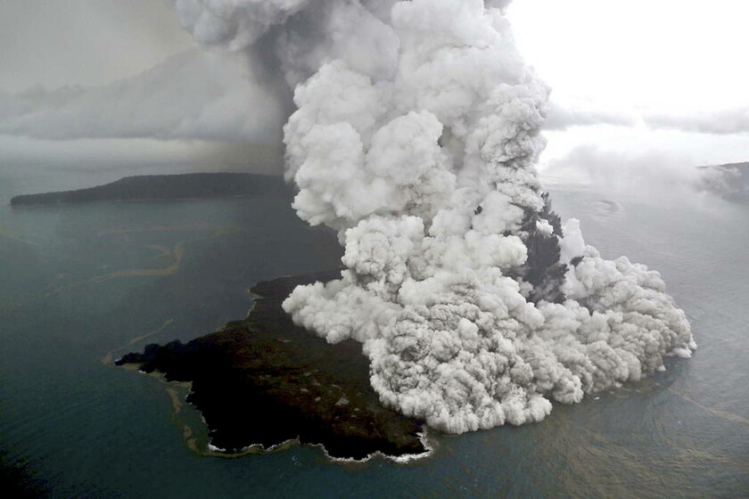 Συγκλονίζουν οι εικόνες από τη στιγμή της έκρηξης του ηφαιστείου στην Ινδονησία (pics)