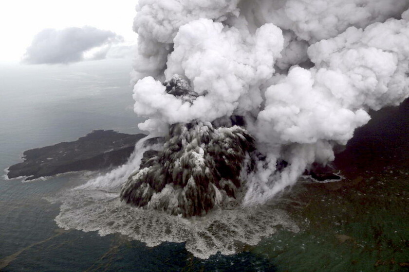 Συγκλονίζουν οι εικόνες από τη στιγμή της έκρηξης του ηφαιστείου στην Ινδονησία (pics)