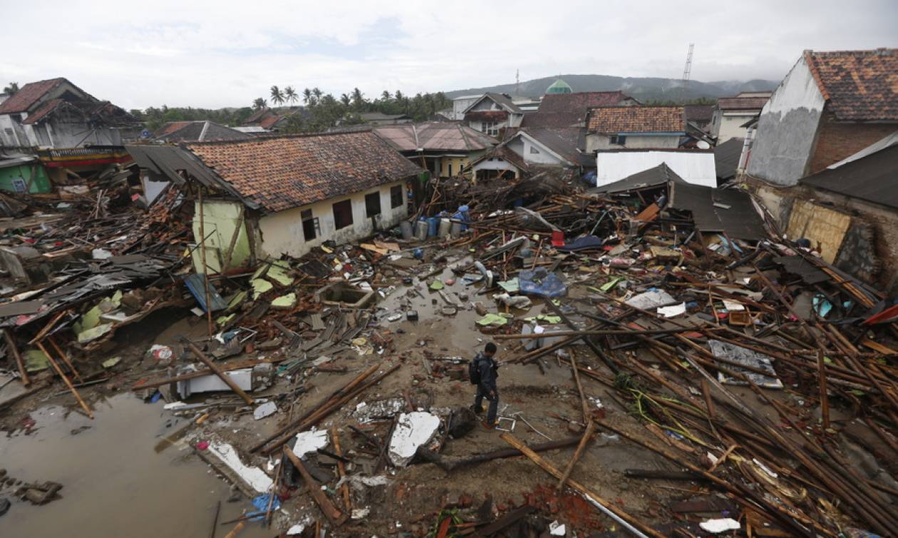 Ινδονησία: Μάχη με το χρόνο για τον εντοπισμό επιζώντων μετά το φονικό τσουνάμι (pics+vids)
