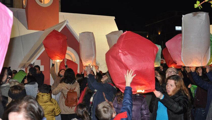 Χριστούγεννα στην Πρέβεζα: Οι ευχές έγιναν αστέρια και φώτισαν τον ουρανό (pic)