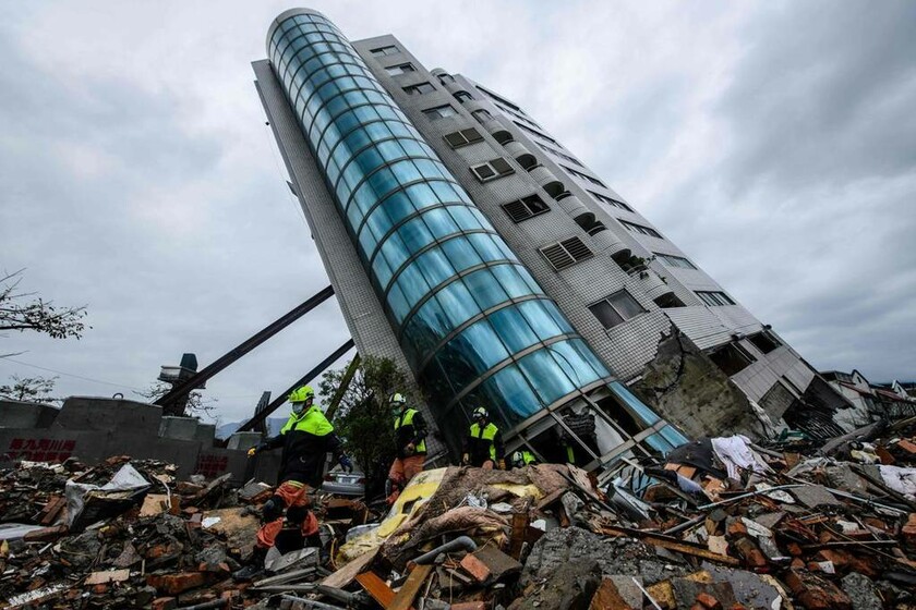 7-8 Φεβρουαρίου - Ταϊβάν: Σεισμός 6,4 Ρίχτερ ισοπέδωσε την Χουάλιεν