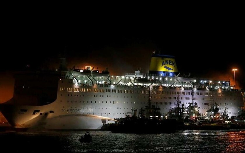 29 Αυγούστου - Ελλάδα: Το πλοίο «Ελ. Βενιζέλος» φλέγεται στο λιμάνι του Πειραιά