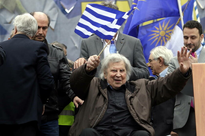 4 Φεβρουαρίου - Ελλάδα: Ο μεγάλος Μίκης Θεοδωράκης έδωσε το σύνθημα στην πλατεία Συντάγματος