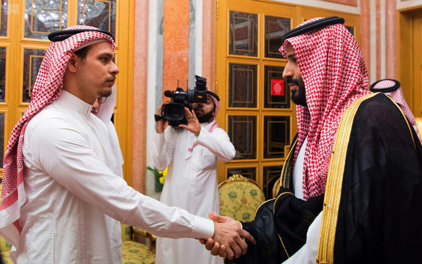 23 Οκτωβρίου - O διάδοχος του θρόνου της Σαουδικής Αραβίας σφίγγει το χέρι του γιου του Κασόγκι