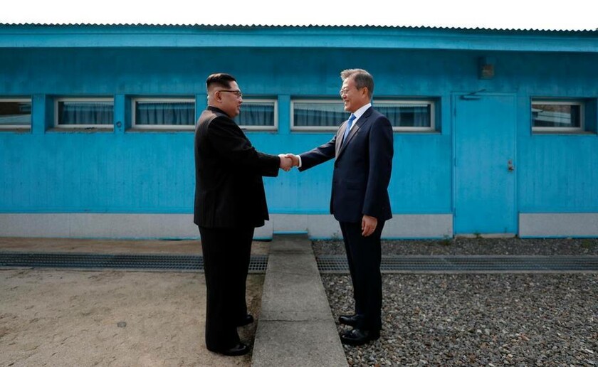 27 Απριλίου - Κορέα: Κιμ Γιονγκ Ουν και Μουν Τζε-ιν δίνουν τα χέρια πάνω στα σύνορα Βόρειας και Νότιας Κορέας