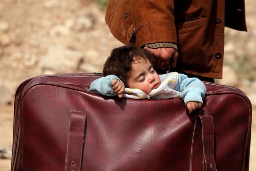 15 Μαρτίου - Συρία: Μικρός πρόσφυγας κοιμάται μέσα σε μια βαλίτσα