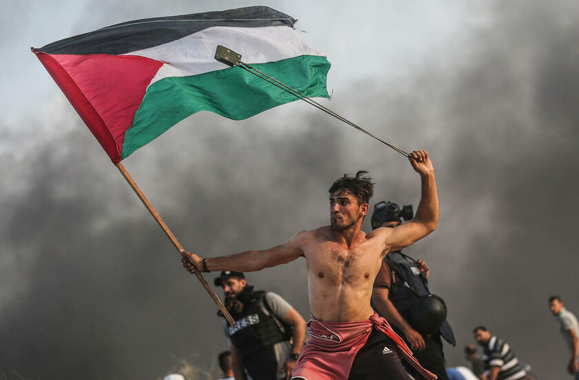 22 Οκτωβρίου - Λωρίδα της Γάζας: Παλαιστίνιος ρίχνει πέτρες στις δυνάμεις ασφαλείας του Ισραήλ