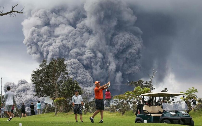15 Μαΐου - ΗΠΑ: Το γκολφ ποτέ δεν σταματάει. Ακόμα και όταν πίσω σου υπάρχει ένα ηφαίστειο