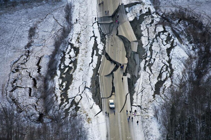 30 Νοεμβρίου - ΗΠΑ: Διπλός σεισμός 7,0 και 5,7 Ρίχτερ συγκλονίζει την Αλάσκα