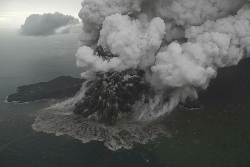 24 Δεκεμβρίου - Ινδονησία: Το ηφαιστειακό νησί Κρακατόα «ξύπνησε» με βίαιο τροπο 