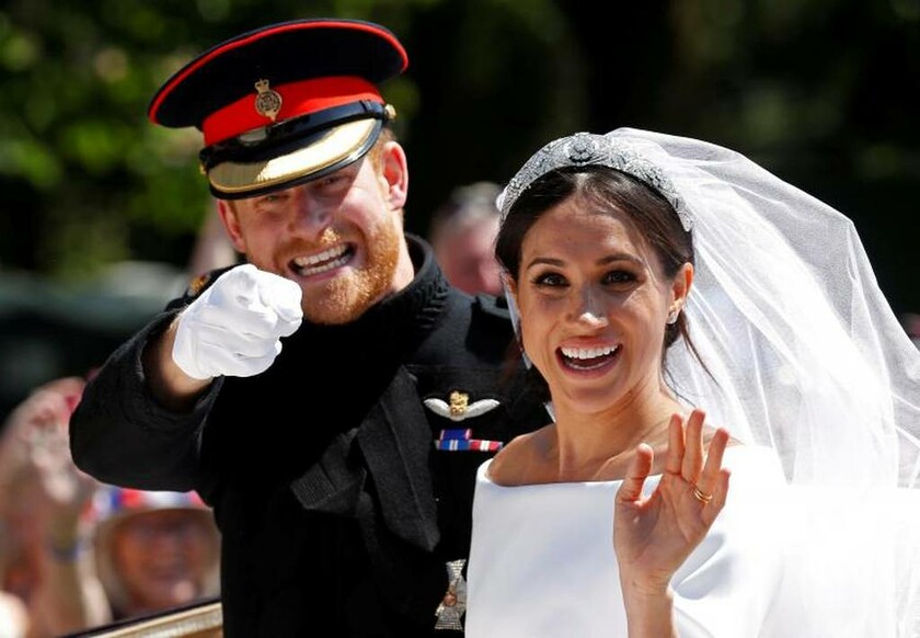 19 Μαΐου - Αγγλία: Ο γάμος της χρονιάς. Το ζεύγος χαμογελάει μπροστά στο φακό
