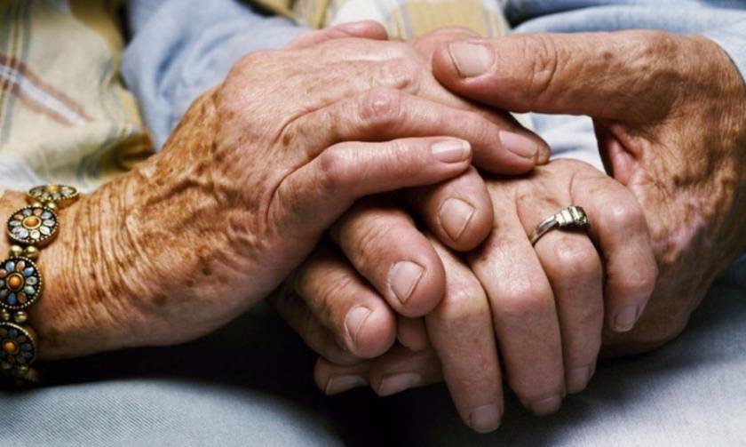 Πανελλήνια συγκίνηση: Ζευγάρι ηλικιωμένων, «έφυγαν» αγκαλιασμένοι μέσα στο διαμέρισμά τους