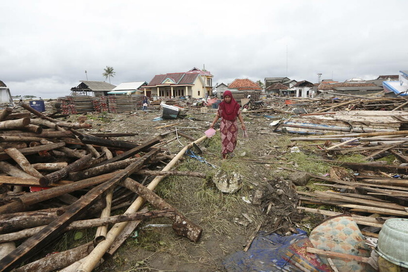 Ινδονησία: Ψάχνουν με drones για επιζώντες μετά το φονικό τσουνάμι (pics)