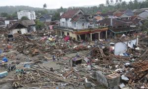 Ινδονησία: Ψάχνουν με drones για επιζώντες μετά το φονικό τσουνάμι (pics)